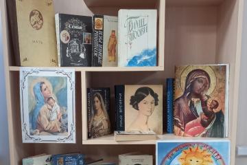 КНИЖНАЯ ВЫСТАВКА "ТЕПЛО МАТЕРИНСКОГО СЕРДЦА"